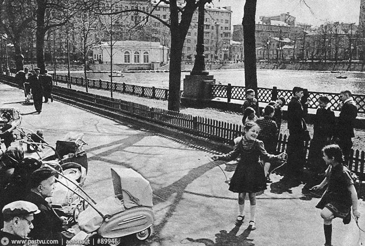 На Патриарших. Фотография сделана между 1960 и 1969 годами.