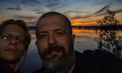 Селфи основателей Школы фотографии OPEN FOTO Александра Гришаенкова и Евгения Колкова у озера Кормило в Карелии
