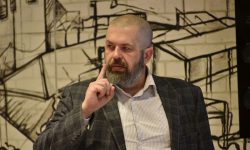 Евгений Колков, основатель Школы фотографии OPEN FOTO, ведет занятие
