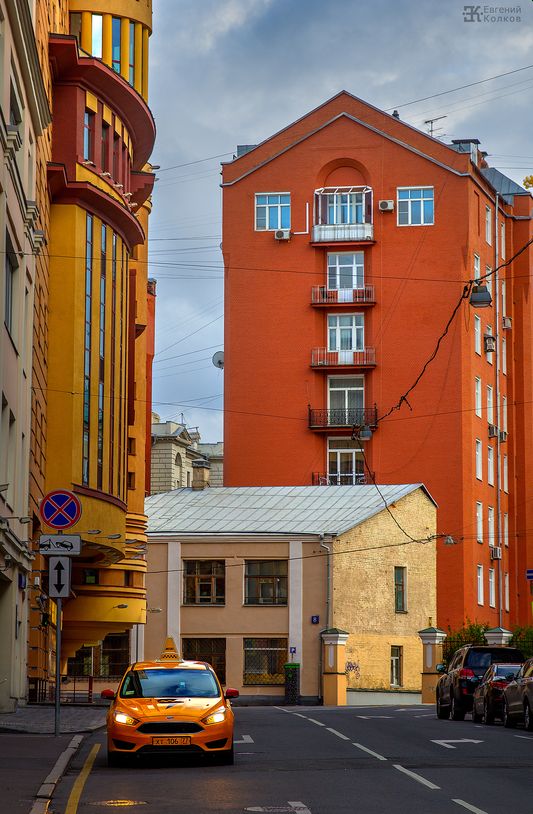 Цвет в городской среде. Фото: Евгений Колков